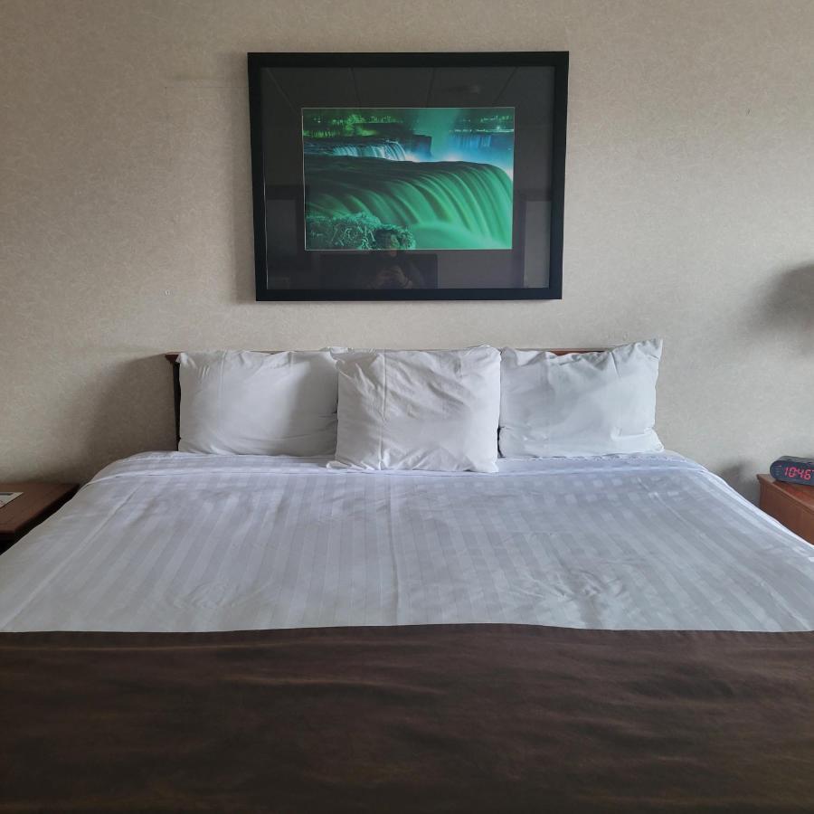 Travelodge By Wyndham Niagara Falls At The Falls Exterior photo