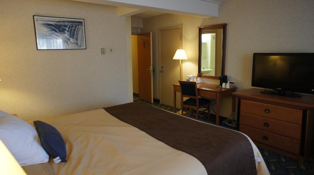 Travelodge By Wyndham Niagara Falls At The Falls Exterior photo